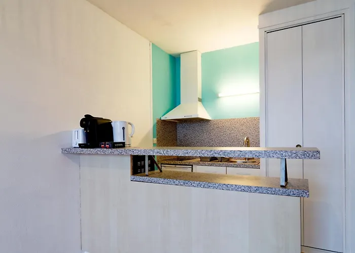 Le Nouveau Bassin - Vue Sur Le Port *