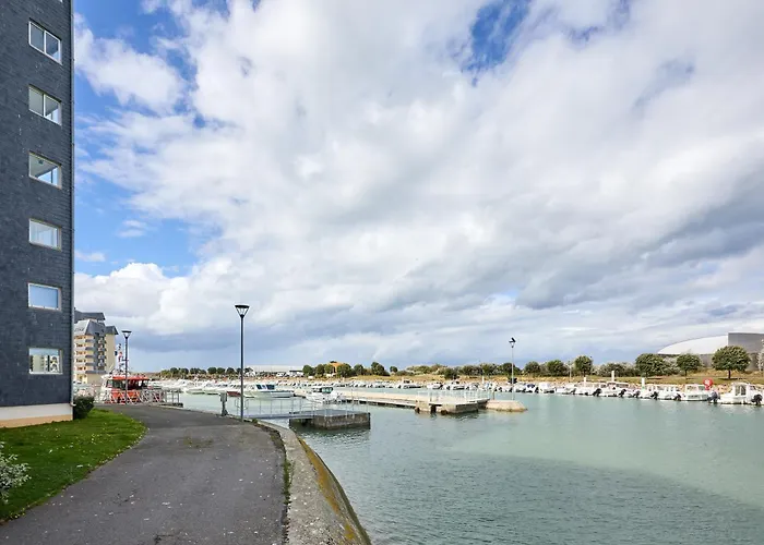 Le Nouveau Bassin - Vue Sur Le Port * Courseulles-sur-Mer