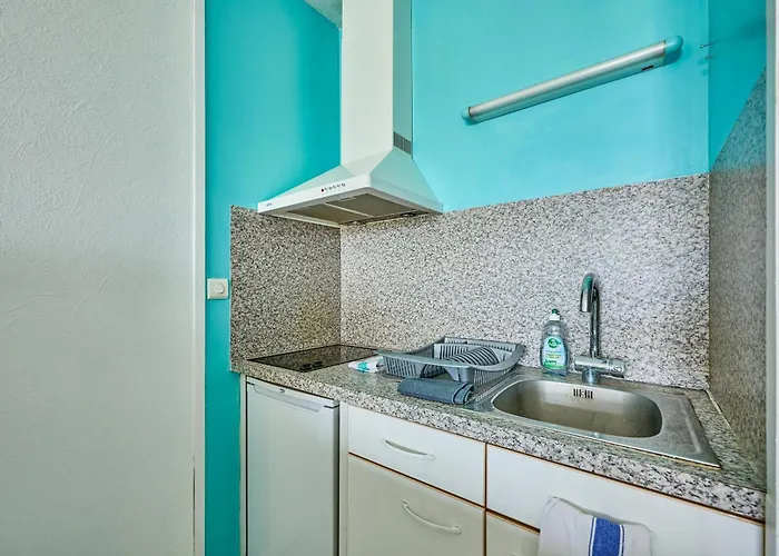 Le Nouveau Bassin - Vue Sur Le Port